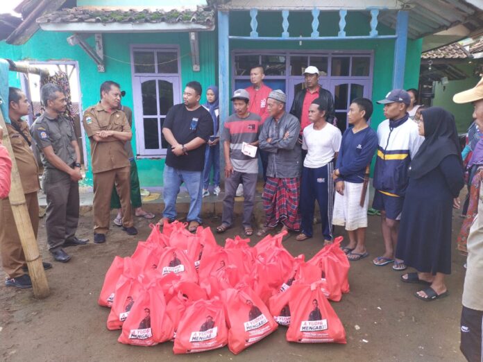 Yudha Puja Turnawan mengunjungi korban kebakaran