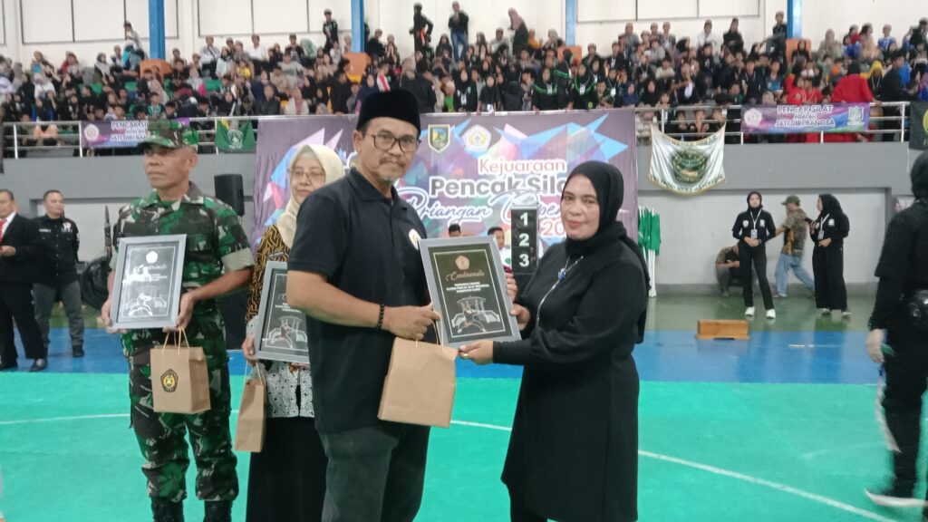 Biebie Bagja mendapatkan piagam penghargaan karena menjadi sponsor dalam turnamen pencak silat IPSI