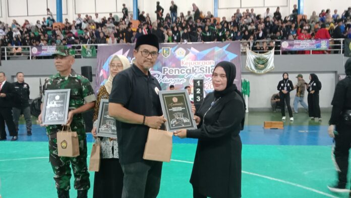Biebie Bagja mendapatkan piagam penghargaan karena menjadi sponsor dalam turnamen pencak silat IPSI