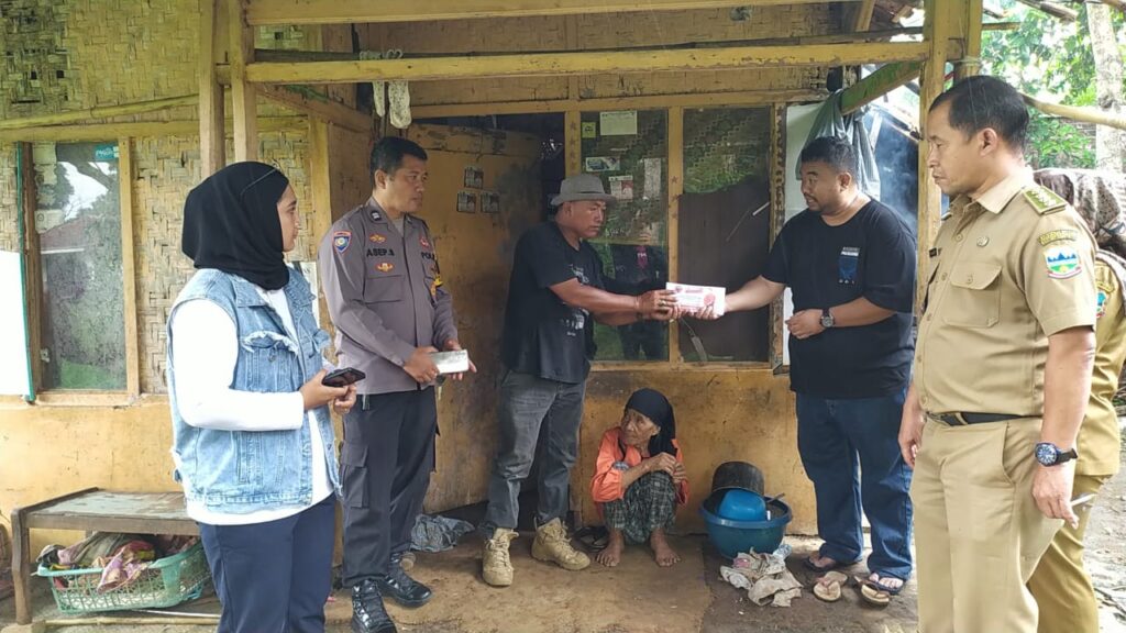 Yudha Puja Turnawan memberikan bantuan uang tunai sebesar Rp5 juta kepada emak Iyah