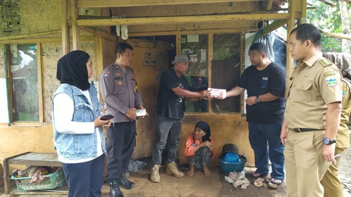 Yudha Puja Turnawan memberikan bantuan uang tunai sebesar Rp5 juta kepada emak Iyah