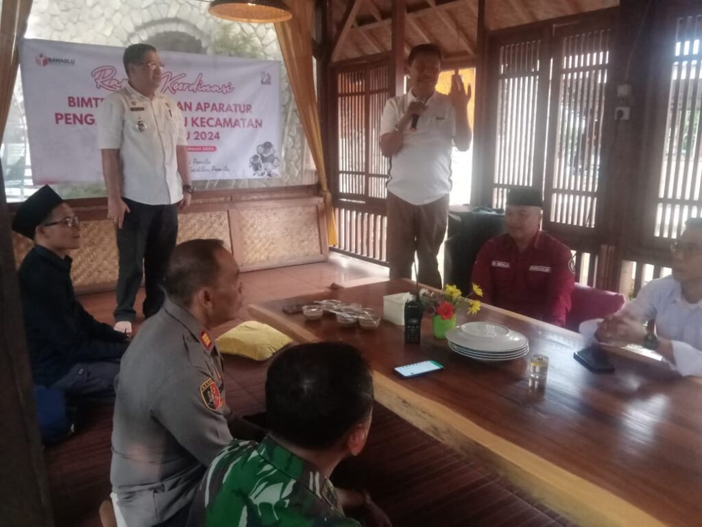 Pj Bupati Garut hadir memberikan arahan di bukber dan evaluasi Panwaslucam Bayongbong di RM Muara Sunda