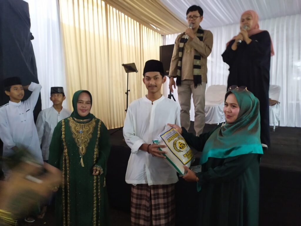 Hj. Yuliaty Azis owner Pandawa Food Center memberikan santunan beras kepada anak yatim, daidampingi Biebie Bagja