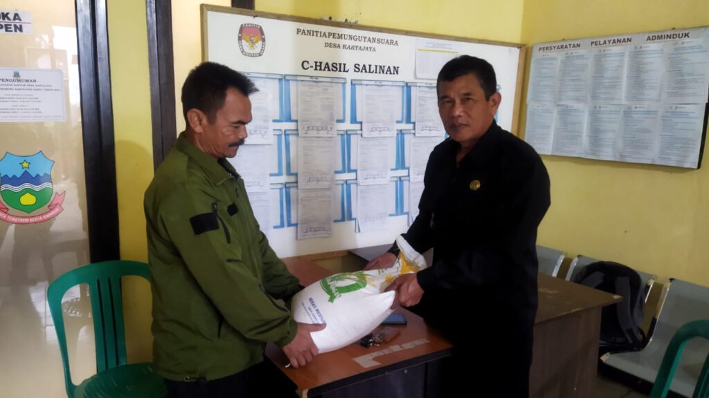 Kades Karyajaya, Mamat Hidayat membagikan bantuan beras secara simbolis