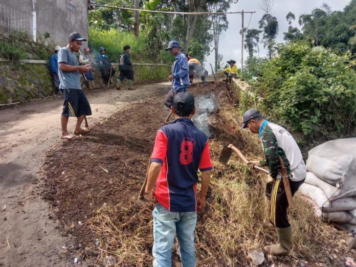 Pemdes Karyajaya melakukan jumat bersih bersama warga