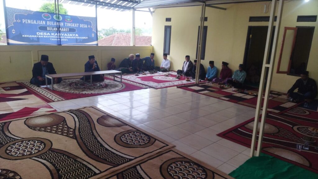 Kades Karyajaya memberikan sambutan dalam pengajian