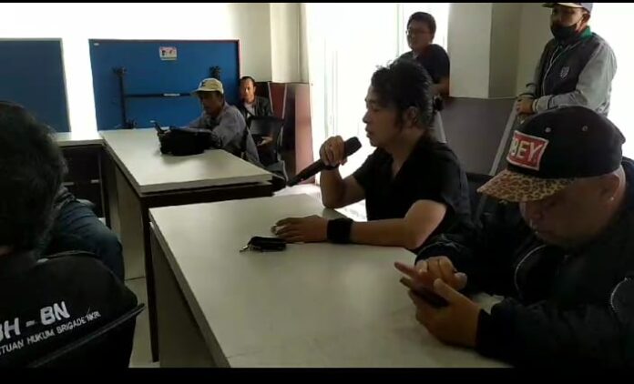 Feri Citra Burama bersama Heru Sugiman, juru bicara pedagang bunga hias KPBH pada saat audiensi bersama Kadispora Garut