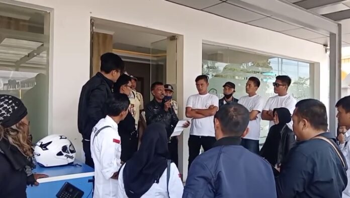 Massa KPBH mendatangi Dispora Garut