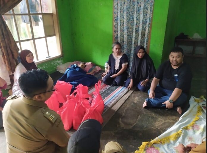 Yudha Puja Turnawan, Anggota DPRD Garut mengunjungi Wiwi. Rumahnya rusak ditimpa pohon