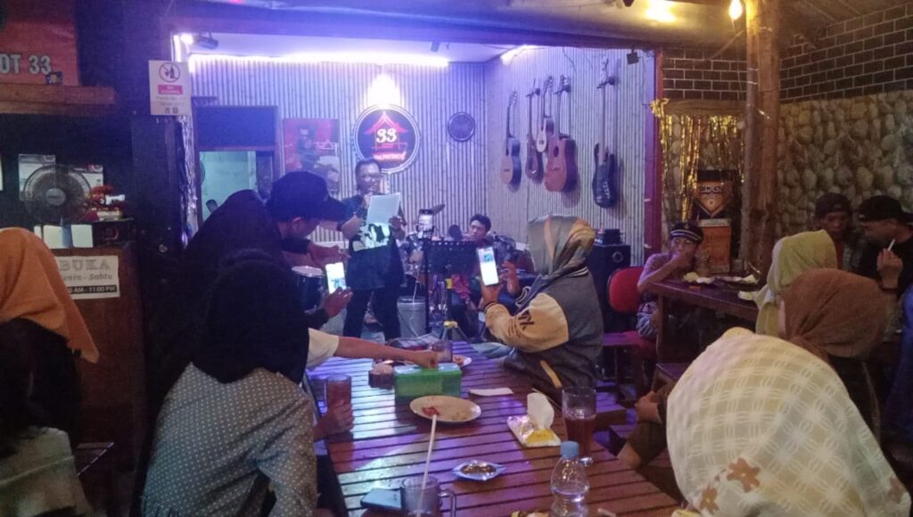 RRG menggelar debat panas di RM 33