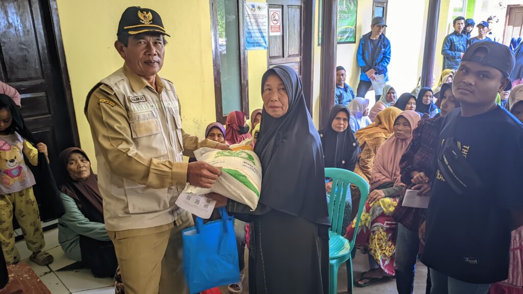 Kades Karyajaya memberikan bantuan beras kepada warga