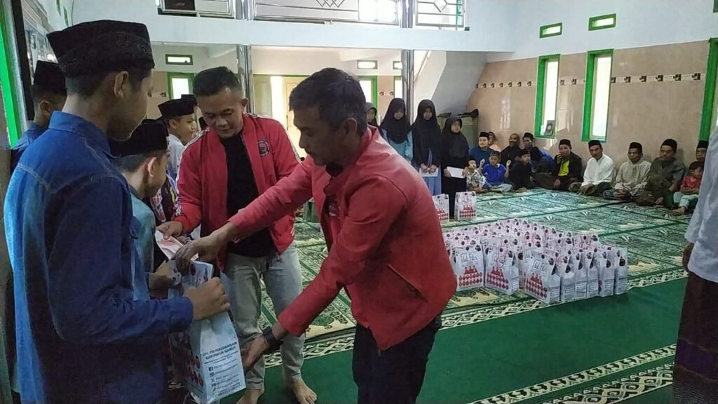 Sekretaris dan wakil ketua DPC PDI Perjuangan Garut mewakili Anggota DPRD Garut Yudha Puja Turnawan memberikan santunan uang tunai dan sembako kepada anak yatim dan janda tua di Parakan Samarang