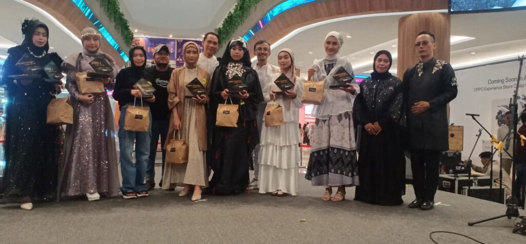 Gadis cantik asal Garut unjuk kebolehan dalam Fashion Show di Ciplaz Garut