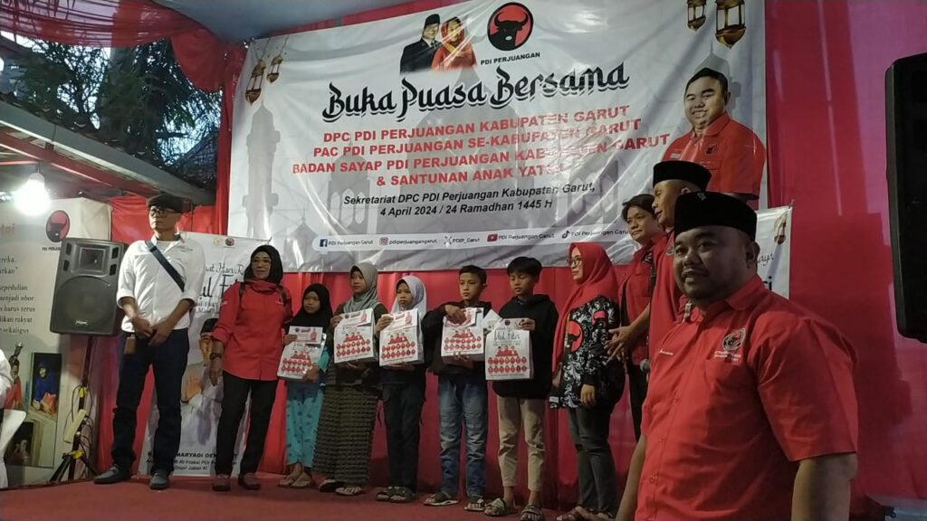 Yudha Puja Turnawan melaksanakan santunan kepada anak yatim dan buka bersama di kantor DPC PDI Perjuangan Garut