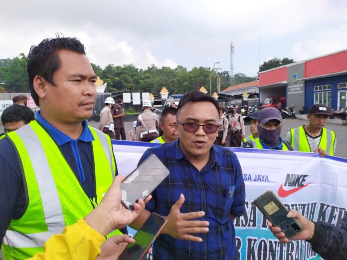 Karyawan PT Shinhwa melakukan demo di pabrik Chang Shin
