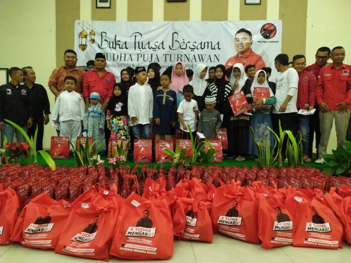 Yudha Puja Turnawan Anggota DPRD Garut melaksanakan bukber dengan anak yatim dan kader partai PDIP