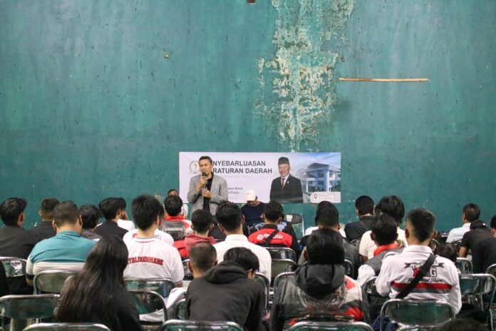 Anggota DPRD Provinsi Jabar sekaligus balon bupati Garut, Deden Galih melakukan sosialisasi Perda nomo 15 tahun 2017 di Kelurahan Regol