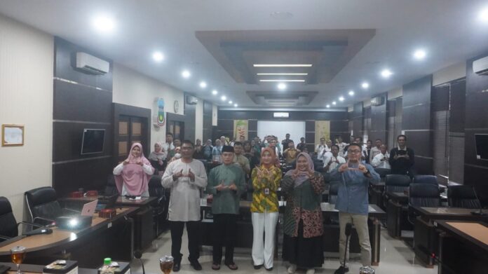 Pemkab Garut berkolaborasi dengan Smart ID Universitas Brawijaya mengelar Bimbingan Teknis Pendidikan dan Pelatihan Penyusunan Peta Proses Bisnis Pasca Penyederhanaan Birokrasi di Lingkungan Kabupaten Garut, di Gedung A, Ruang Rapat Setda Kabupaten Garut, Rabu (22/01/2025). (Foto : Nindi Nurdiyanti/ Diskominfo Kab. Garut)