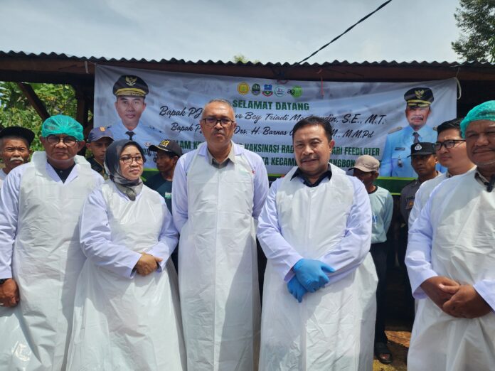 Pj. Bupati Garut memimpin Gerakan Ring Vaksinasi Penyakit Mulut dan Kuku (PMK) di Desa Cilampuyang, Kecamatan Malangbong, Kamis (23/1/2025). (Foto: Deni Seftiana/ Moch Ahdiansyah/ Diskominfo Kab. Garut)