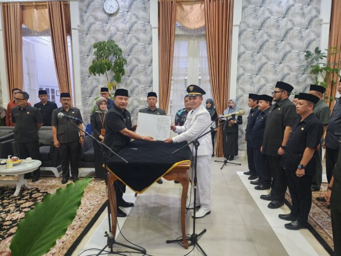 Pelaksanaan pelantikan 14 PNS dalam Jabatan Administrator di Lingkungan Pemkab Garut, yang dilaksanakan di Ruang Pamengkang, Kecamatan Garut Kota, Kabupaten Garut, Jum'at (24/1/2025). (Foto : Deni Seftiana & Moch. Ahdiansyah/Diskominfo Kab. Garut).