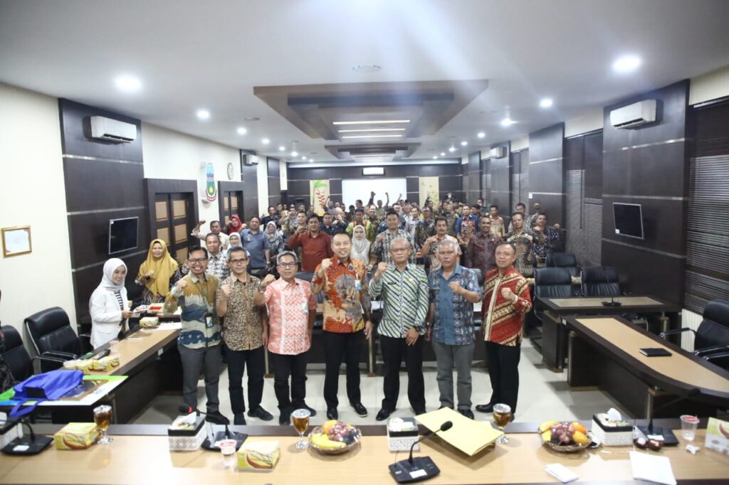 Rapat Kerja Bersama Sosialisasi Perlindungan Buruh Tani Tembakau Pada Pemanfaatan Dana Bagi Hasil Cukai Hasil Tembakau (DBHCHT) Tahun 2024 dan Evaluasi Program 1 ASN 1 Pekerja Rentan di Kabupaten Garut yang berlangsung di Ruang Rapat Sekretariat Daerah (Setda) Kabupaten Garut, Jalan Pembangunan, Kecamatan Tarogong Kidul, Kabupaten Garut, Jum'at (24/1/2025). (Foto : Moch Ahdiansyah/ Diskominfo Kab. Garut)
