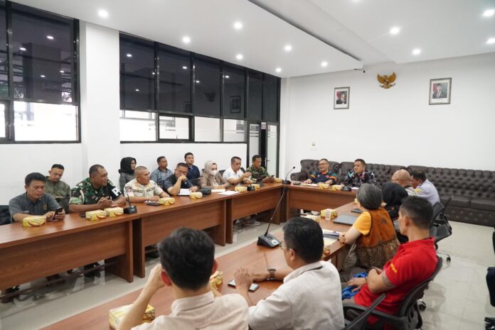 Asisten Adum Setda Kabupaten Garut, didampingi Kepala Dishub memimpin rakor dalam rangka Pengamanan Lalu Lintas dan Antisipasi Bencana Alam, yang dilaksanakan di Aula Kantor Dinas Perhubungan (Dishub) Kabupaten Garut, Haurpanggung, Kecamatan Tarogong Kidul, Kabupaten Garut, Jumat (24/1/2025). (Foto : Febri Noptageri & Ridwan Nur Faozan/ Diskominfo Kab. Garut)