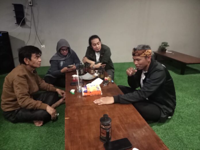 Yanto Kriswanto Kades Panembong memberikan penjelasan soal rumah tidak layak huni di depan beberapa awak media