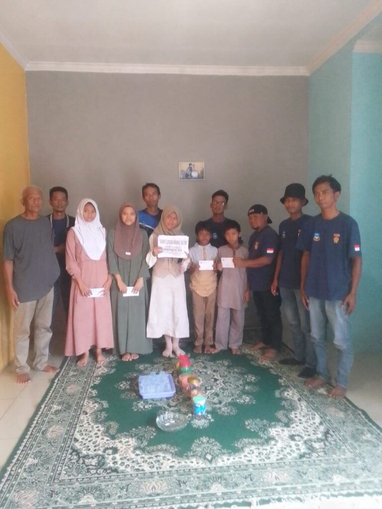 Karang Taruna berbagi dengan anak yatim