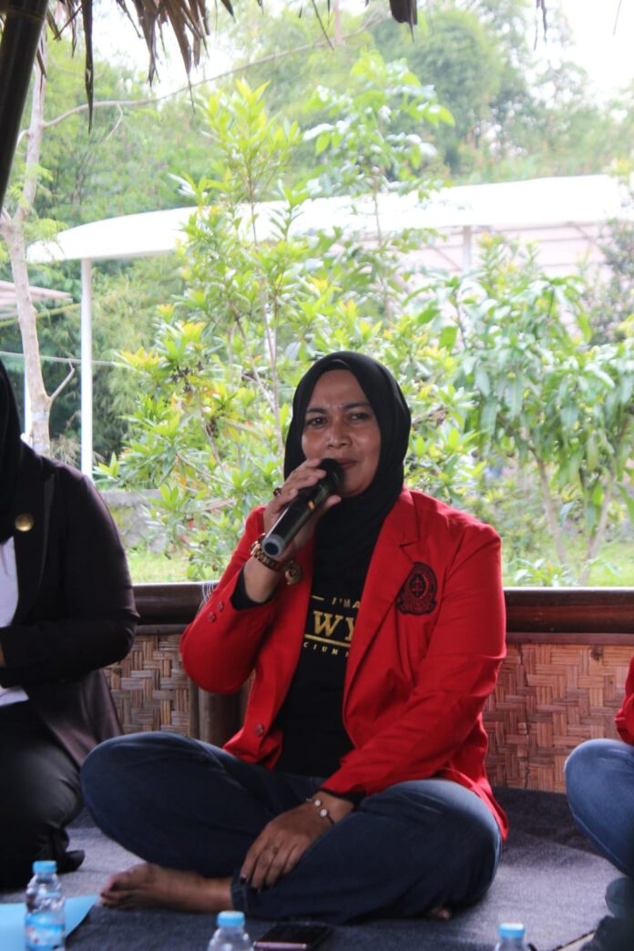 Ketua LBH Balinkras DPC Garut memaparkan program prioritas 2025 di hadapan Anggota