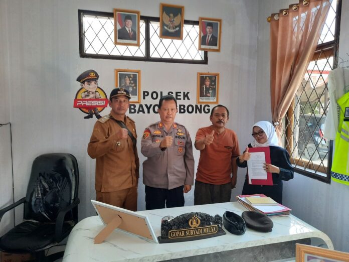 Kapolsek Bayongbong bersama Kepala Desa Mekarsari dan Direktur BUMDes juga Bendahara BUMDes, foto bersama usai penandatanganan MoU penanaman jagung