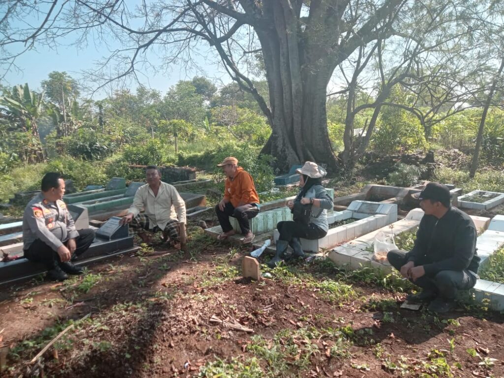 Kapolsek Bayongbong, bersama Direktur BUMDes, perangkat desa dan penggarap, saat kerja bakti