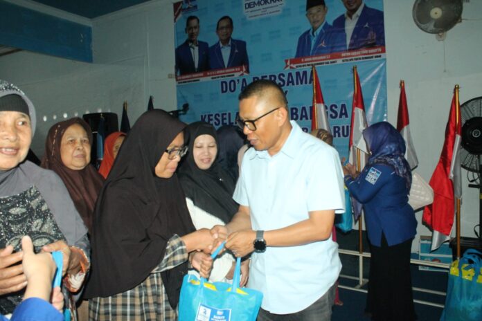 H. Dudung Sudiana, pembina Demokrat DPC Garut memberikan santunan kepada masyarakat Garut di perayaan HUT Demokrat ke-24