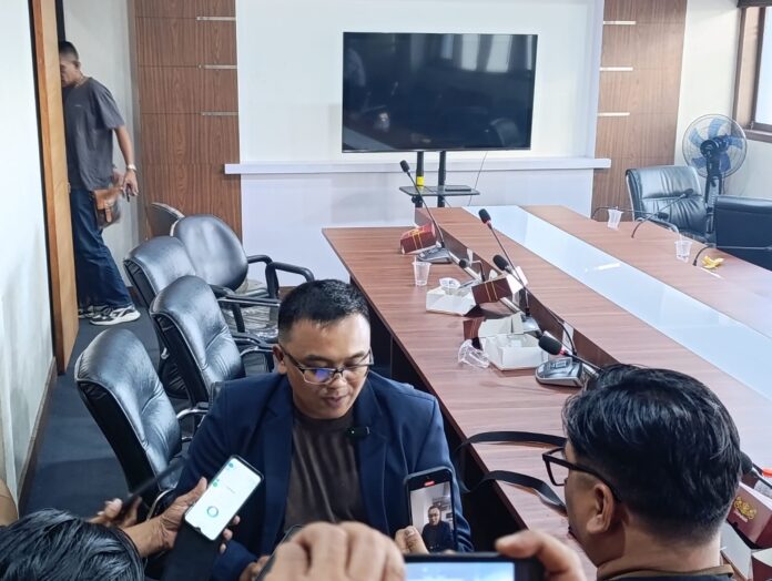Asep Muhidin, S.H., M.H., penasihat hukum GLMPK diwawancarai media