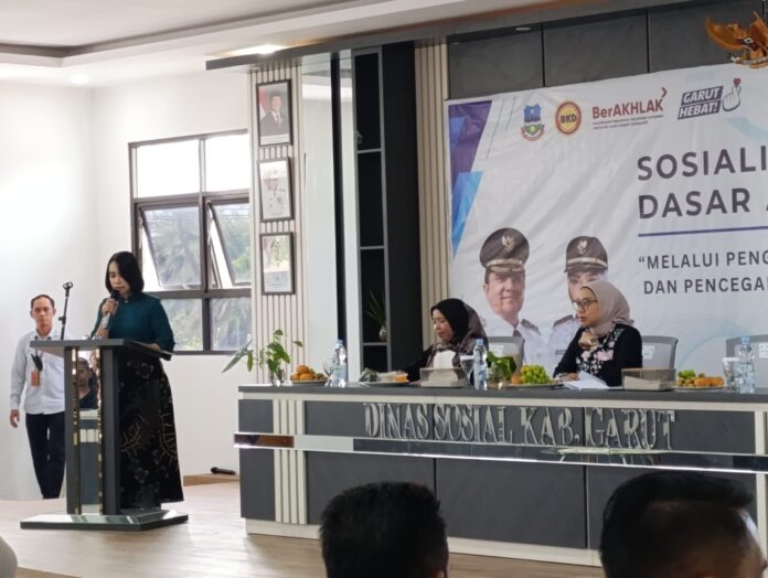 Kepala BKD Garut membuka acara sosialisasi. Wakil Bupati Garut juga turut menghadiri