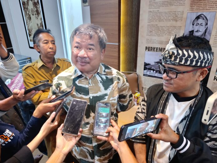 H. Rudy Gunawan bersama Ketua Dewan Kebudayaan Garut diwawancarai media usai pemutaran film dokumenter Gunung Nagara