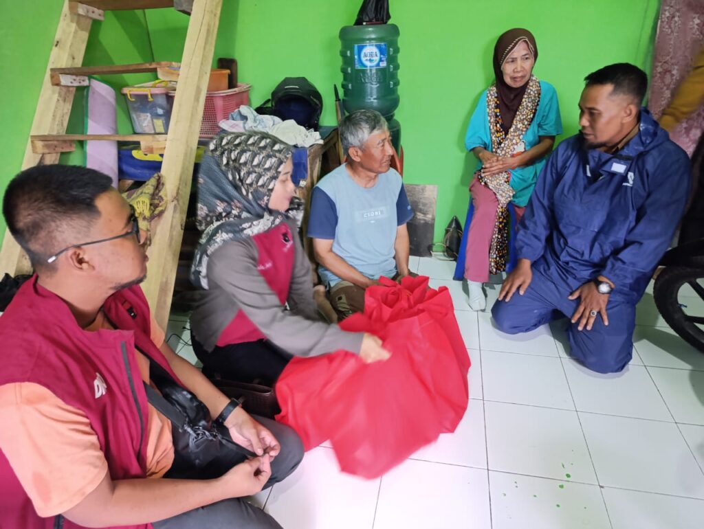 Anggota DPRD Garut Fraksi PDI Perjuangan, Yudha Puja Turnawan menyalurkan bantuan kepada korban rumah roboh di Wanaraja