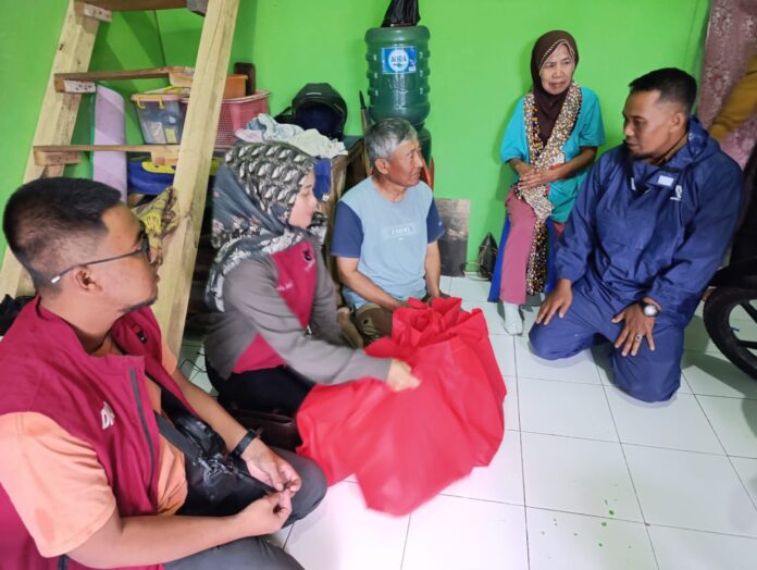 Anggota DPRD Garut Fraksi PDI Perjuangan, Yudha Puja Turnawan menyalurkan bantuan kepada korban rumah roboh di Wanaraja