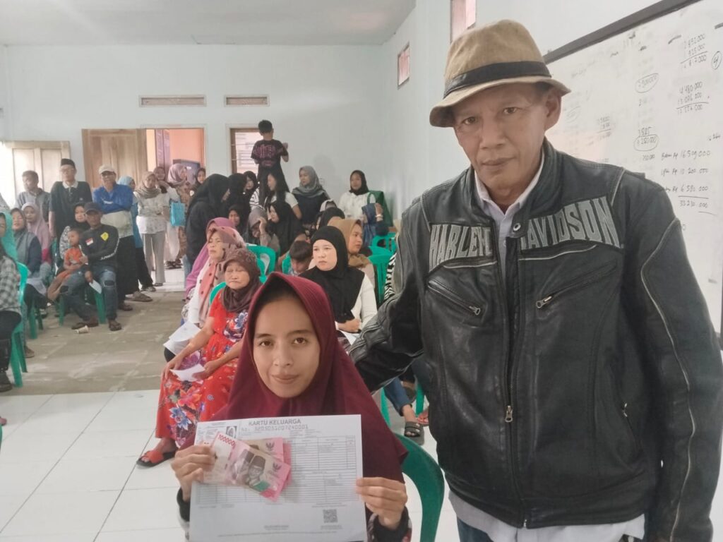 Kepala Desa Sukabakti mengawasi penyaluran BLT Kesra