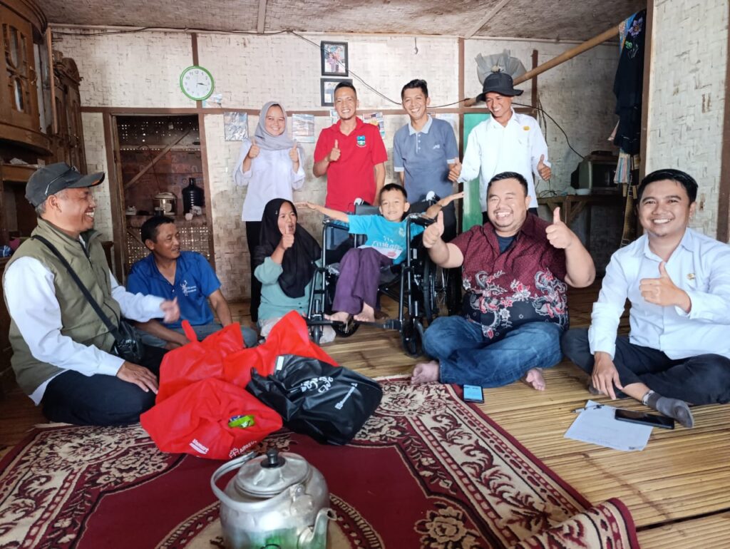 Yudha Puja Turnawan legislator Garut sambangi Wildan penyandang disabilitas yang ingin jadi pilot