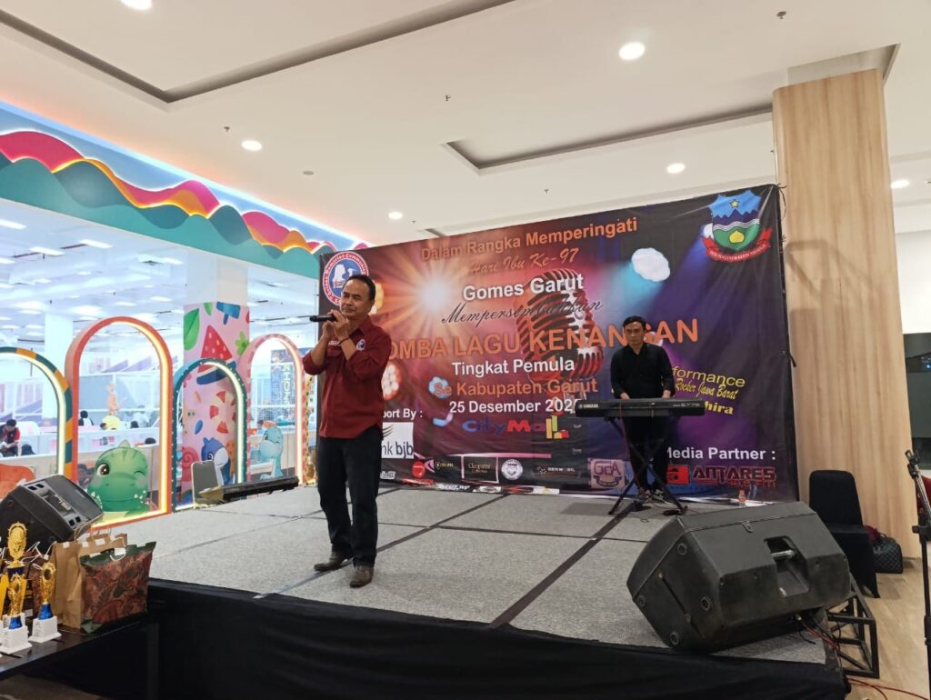 Ketua Umum Gomes Garut H. Syarif Gea membawakan lagu di acara lomba lagu kenangan di Citimall Garut