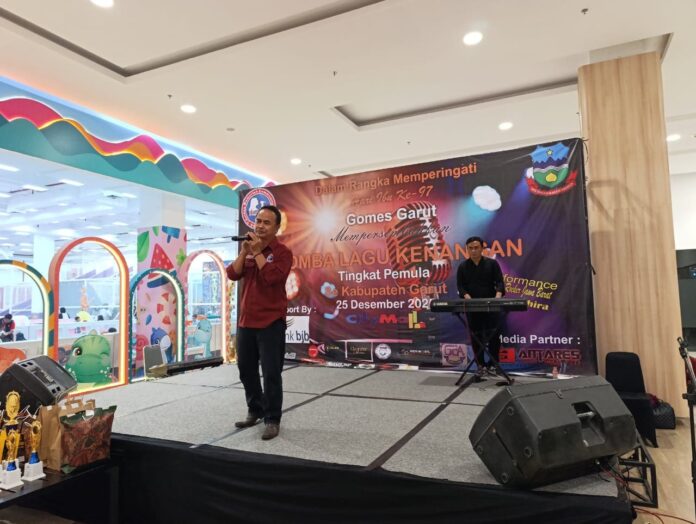 Ketua Umum Gomes Garut H. Syarif Gea membawakan lagu di acara lomba lagu kenangan di Citimall Garut