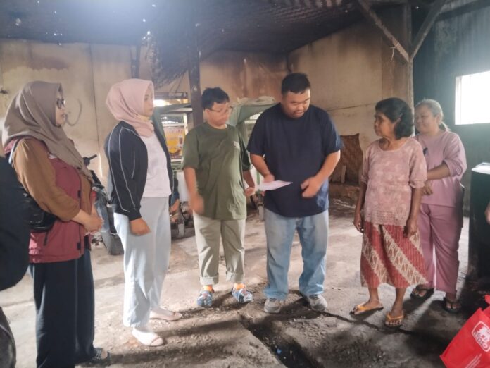 Yudha Puja Turnawan mengunjungi emak Odah di bangunan terbengkalai bekas pabrik tahu