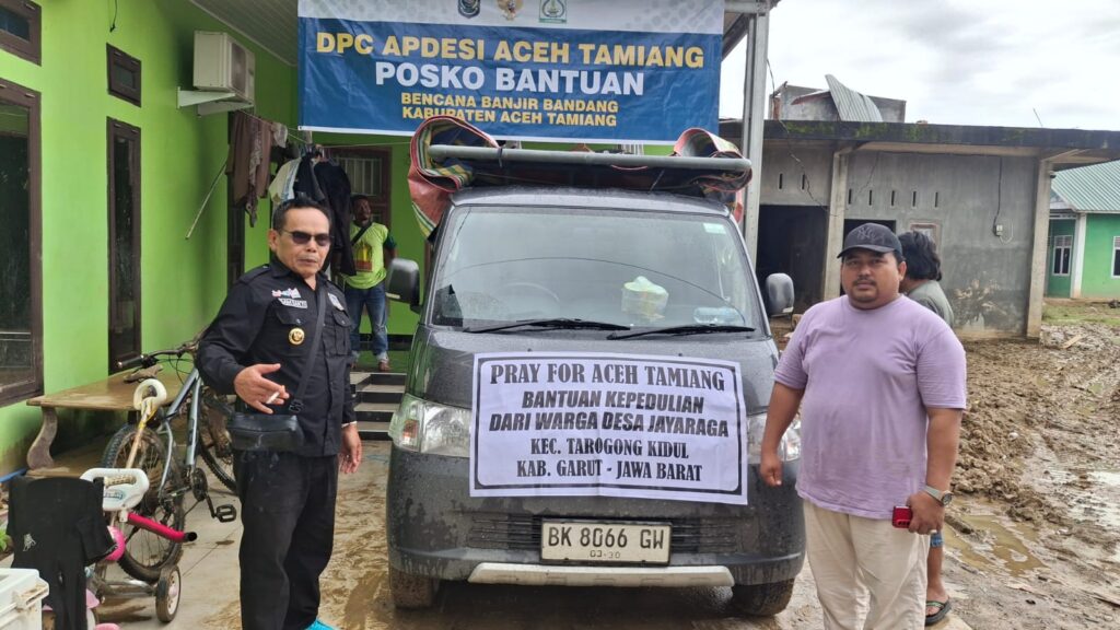 Kades Jayaraga Samsakti Alamsyah (kiri) tiba di Aceh menyalurkan bantuan kemanusiaan