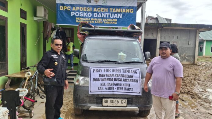 Kades Jayaraga Samsakti Alamsyah (kiri) tiba di Aceh menyalurkan bantuan kemanusiaan