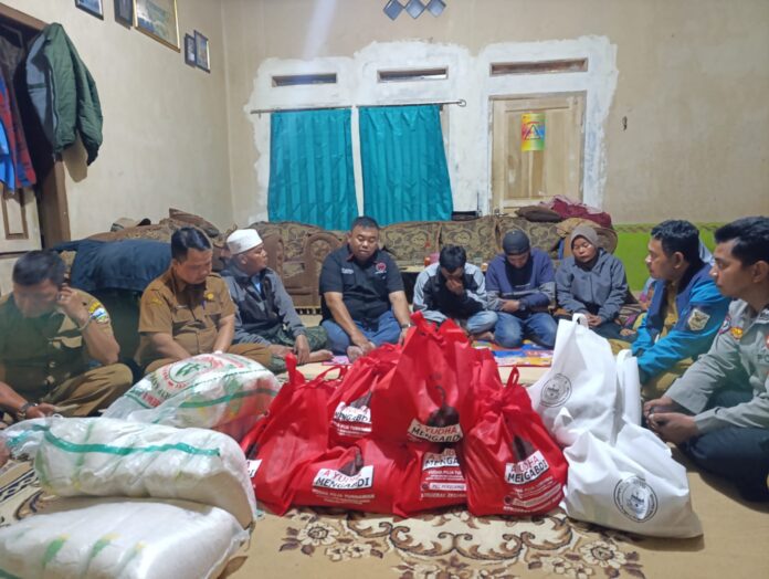 Anggota DPRD Garut Yudha Puja Turnawan bersama DKP Garut meninjau korban kebakaran di Sukaresmi