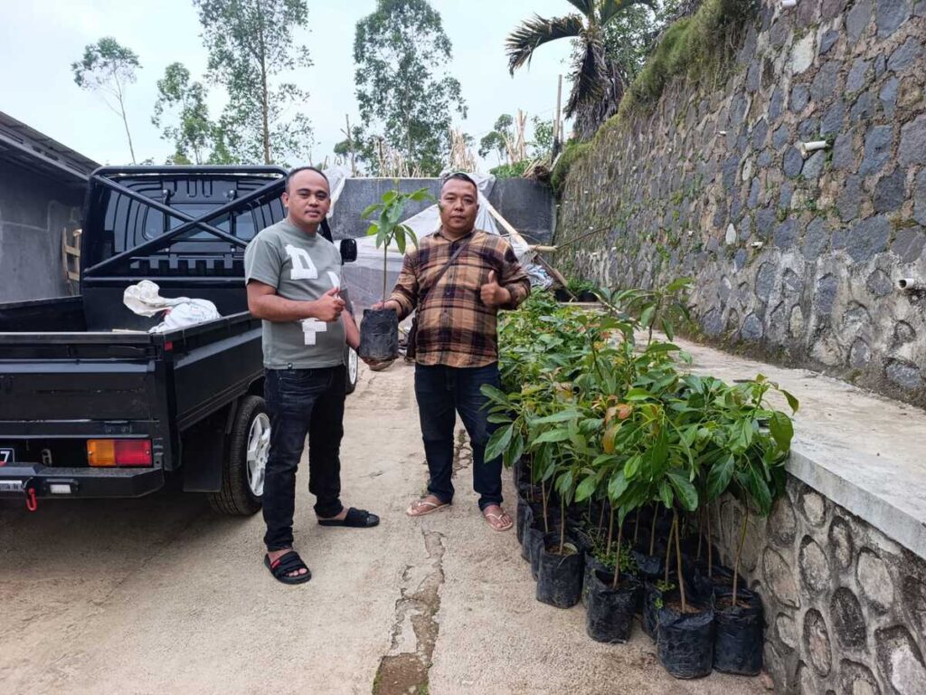 Suprih Rozikin, Anggota DPRD Garut (kiri) foto bersama dengan tim Marketing Khadizarah Bibit