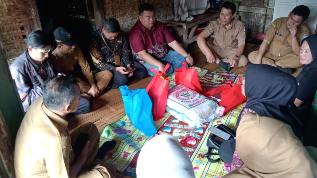 Yudha Puja Turnawan mengunjungi penyandang disabilitas