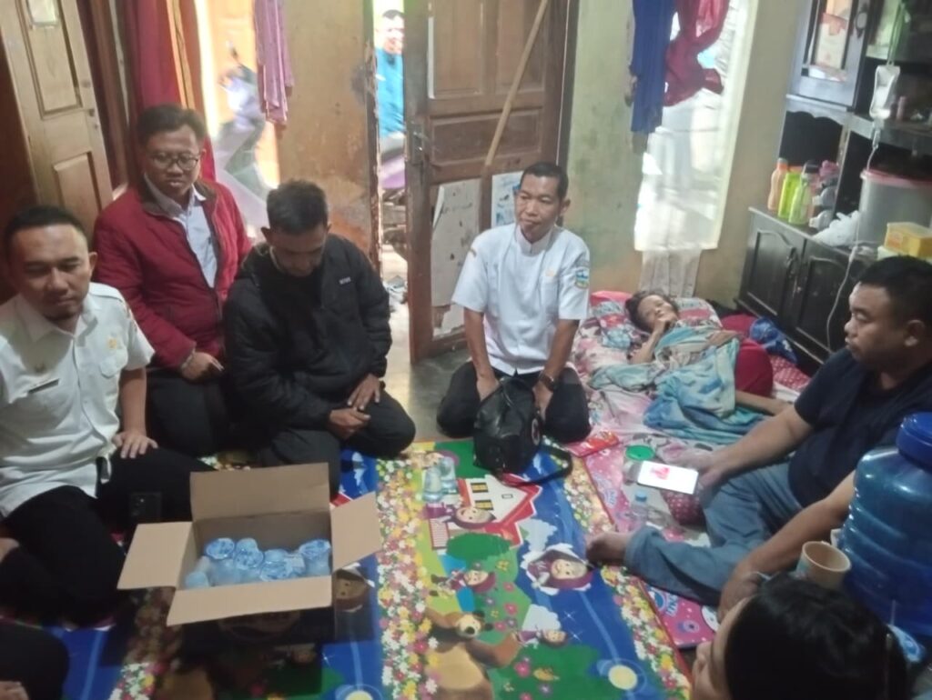 Anggota DPRD Garut Yudha Puja Turnawan mengunjungi Dadah, seorang lansia duafa yang terbaring lemas di rumahnya
