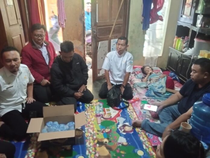 Anggota DPRD Garut Yudha Puja Turnawan mengunjungi Dadah, seorang lansia duafa yang terbaring lemas di rumahnya