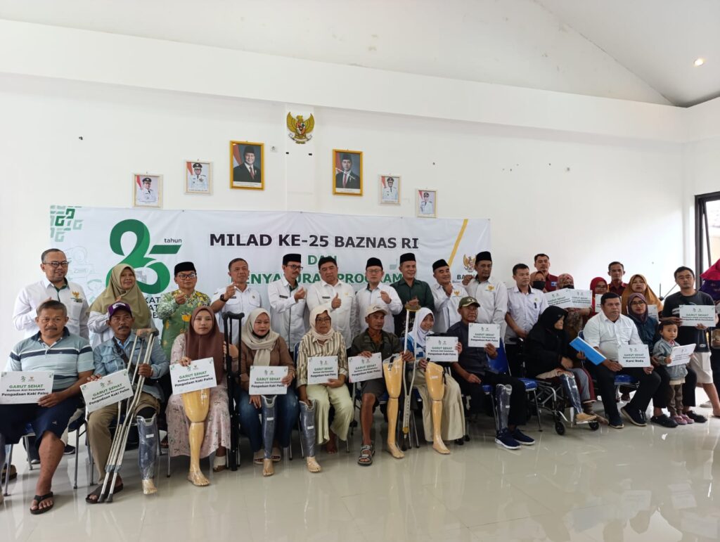 Bupati Garut dan Baznas membagikan bantuan kaki palsu, kursi roda dan aktivasi BPJS